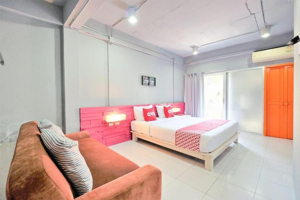 Oyo 292 The Oddy Hip Hotel Patong Exterior foto