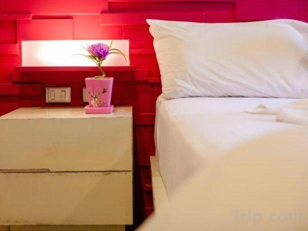 Oyo 292 The Oddy Hip Hotel Patong Exterior foto