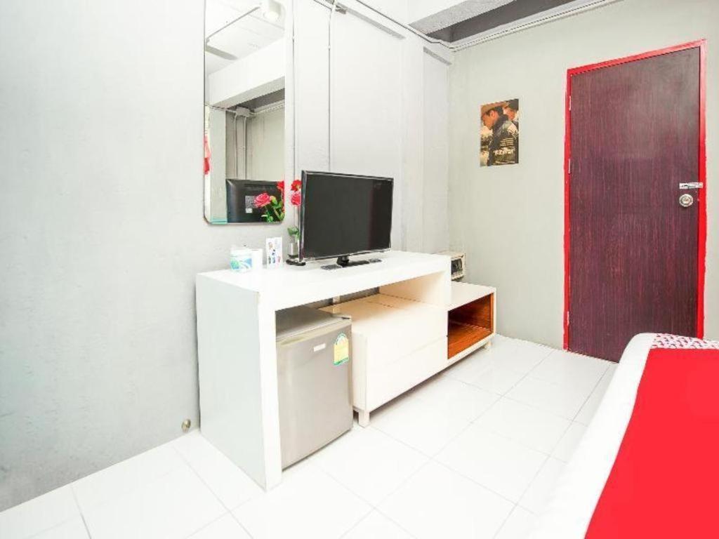 Oyo 292 The Oddy Hip Hotel Patong Exterior foto